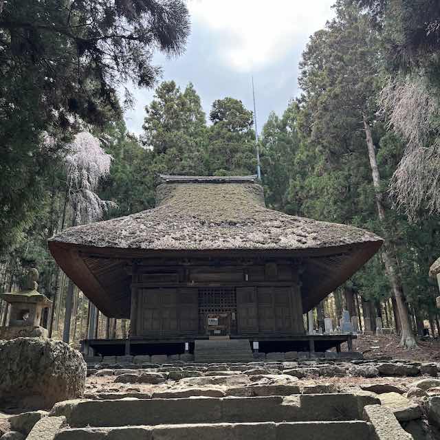 浄光寺の茅葺き屋根の薬師堂