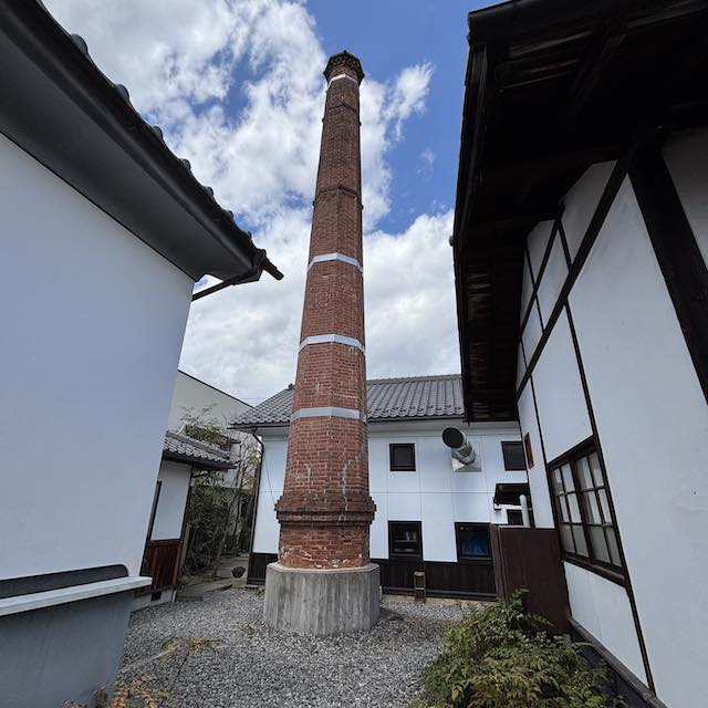 松葉屋本店の建物と赤煉瓦の煙突