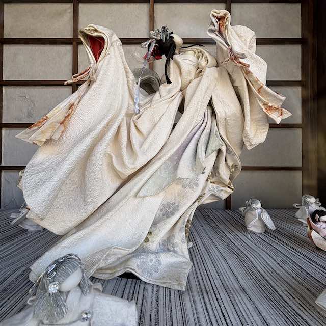 和紙の中條のショーウインドーに飾られた和紙作品