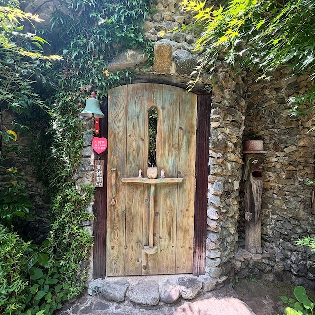 深沢小さな美術館 外観 森の中の古民家美術館