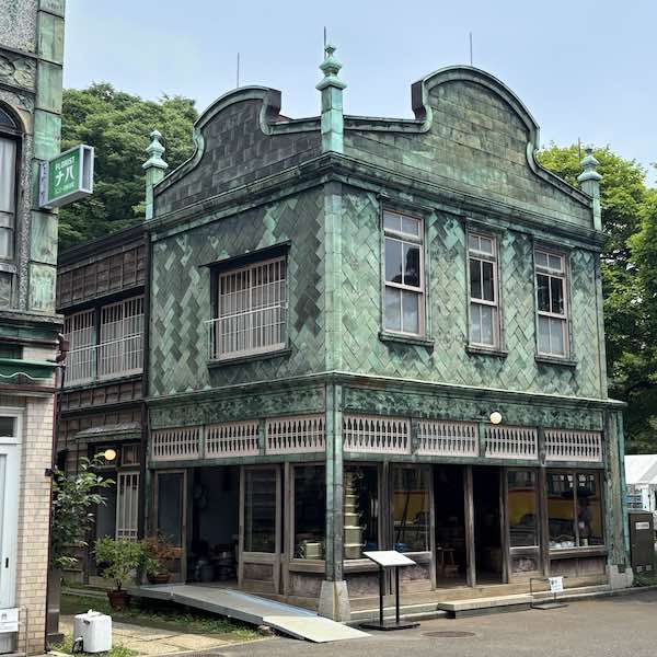 江戸東京たてもの園の丸二商店|銅板張りの看板建築