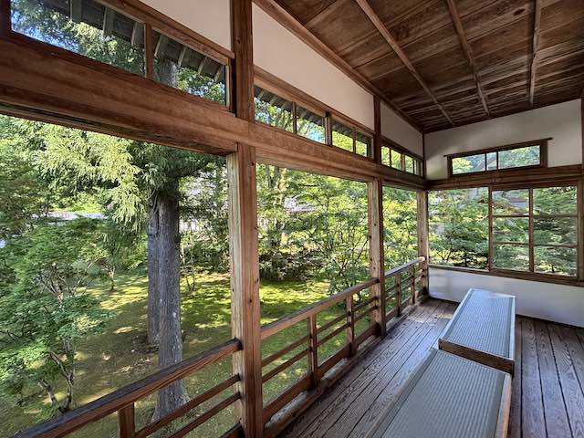 雲洞庵の建物の広縁から眺める新緑の庭園