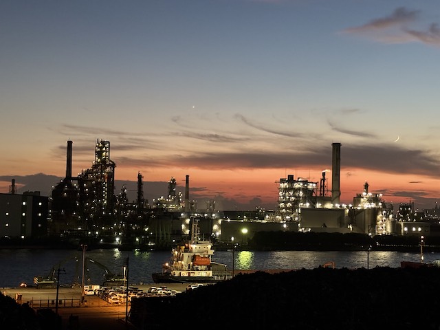 川崎工場夜景 運河に映る工場