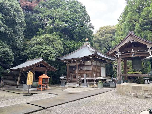 極楽寺の鐘楼と奥に建つ観音堂