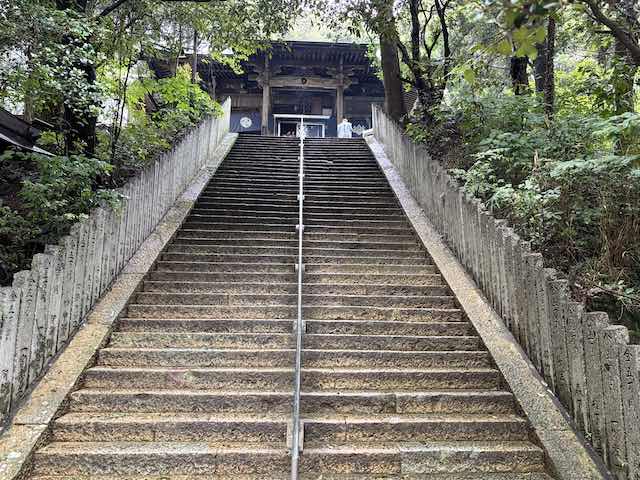 極楽寺の本堂へ続く長い石段