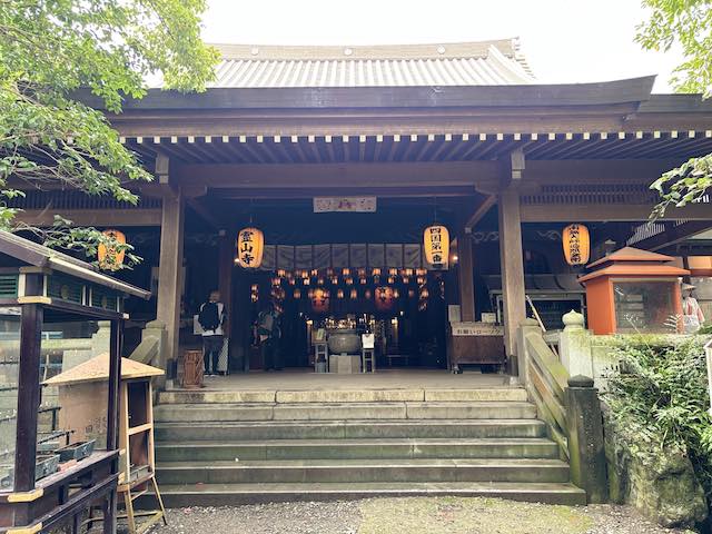 四国八十八ヶ所第一番札所・霊山寺の本堂と正面の石段