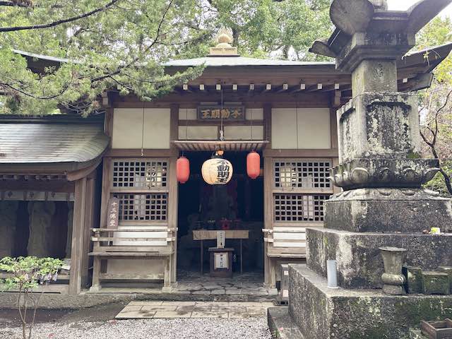 霊山寺の不動明王堂と正面に下がる提灯