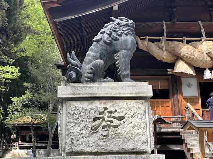 諏訪大社下社秋宮にある日本最大と言われる狛犬（左）