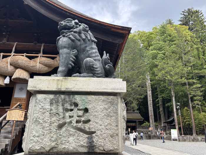 諏訪大社下社秋宮にある日本最大と言われる狛犬（右）