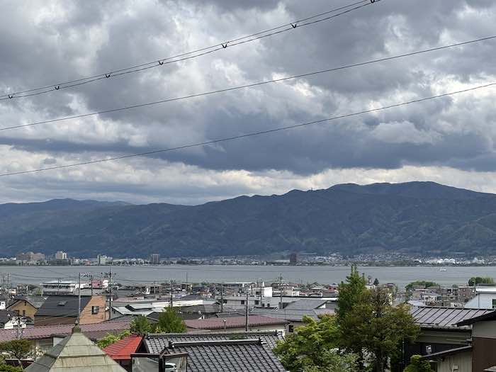 諏訪大社下社秋宮の駐車場奥から見える諏訪湖