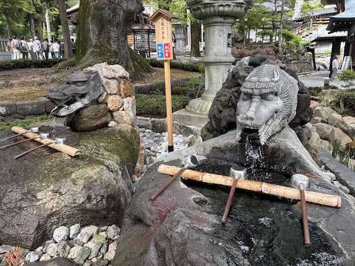 双龍の手水で御神湯と御神水