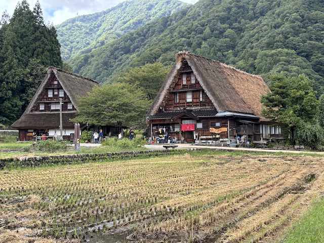 稲刈りを終えた風景の菅沼集落
