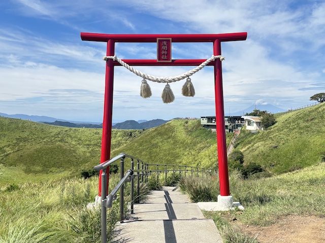 大室山山頂の浅間神社の鳥居