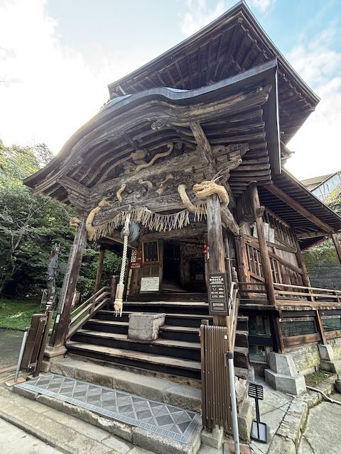 会津さざえ堂の正面と唐破風