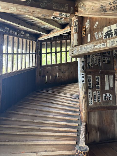 会津さざえ堂内部の上り通路