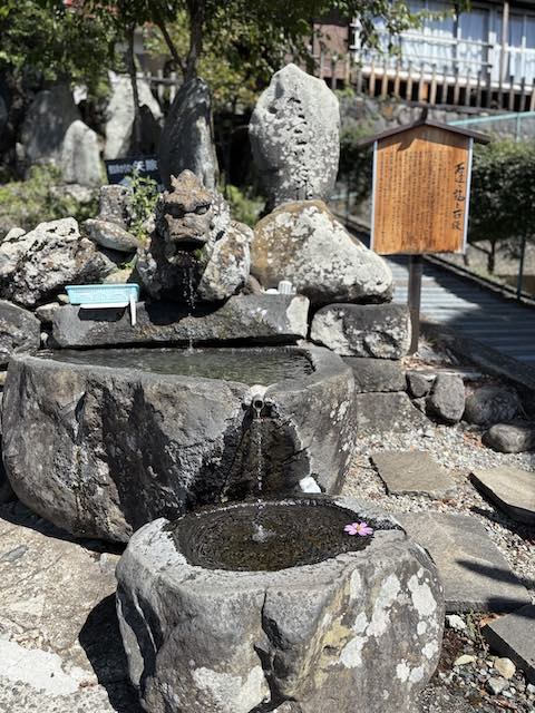 水が流れる竜の口