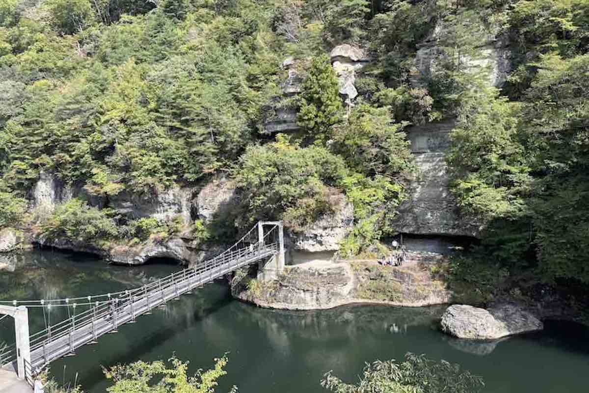 塔のへつりを歩く ― 100万年の時が刻んだ奥会津の奇岩