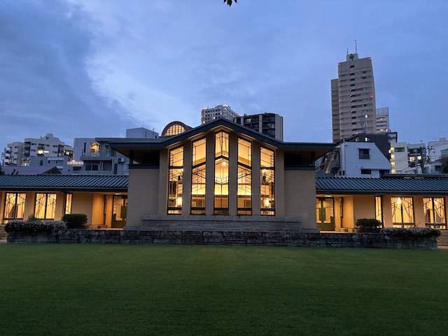 夕暮れの自由学園明日館と明かりが灯る中央ホール