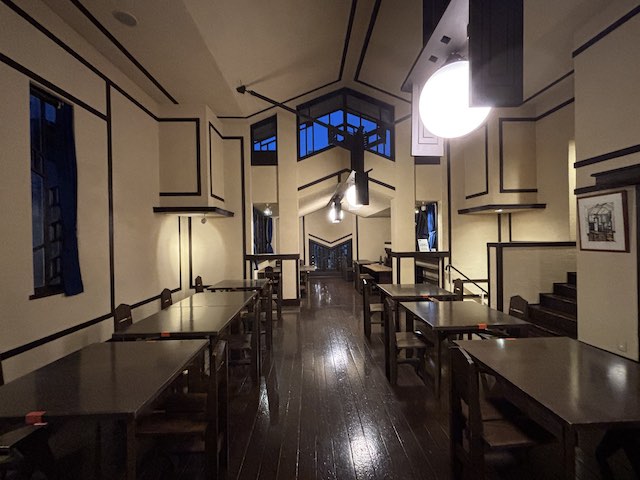 自由学園明日館の食堂と増築前の窓の跡