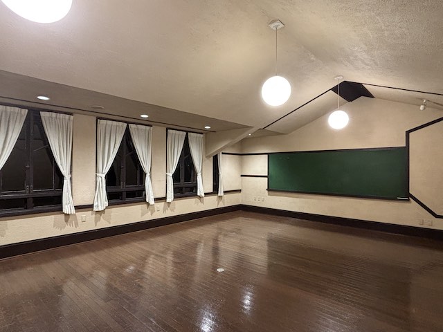 自由学園明日館の教室Toshimaにある非対称の天井