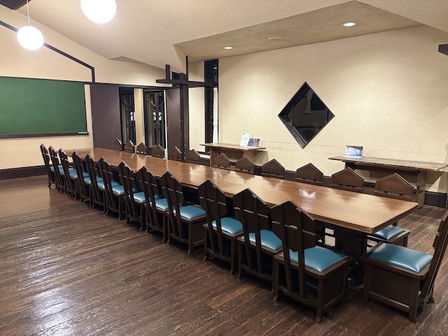 自由学園明日館の教室に残る小さな菱形の窓