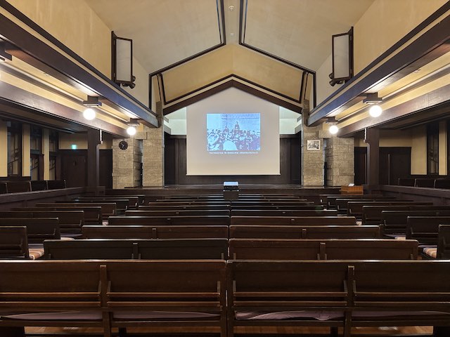 自由学園明日館講堂1階のステージと客席
