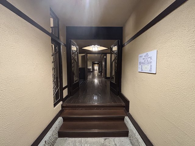 床の高さが変化する自由学園明日館の館内