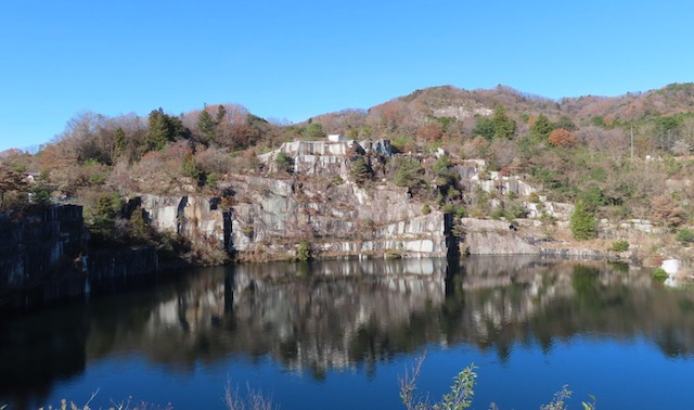 石切山脈の“地図にない湖”と白い岩壁の景観