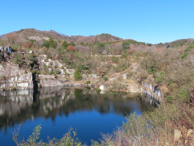 稲田石の岩壁が映る石切山脈の湖