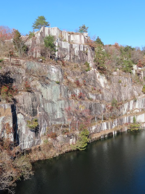 採石跡に水がたまってできた石切山脈の湖