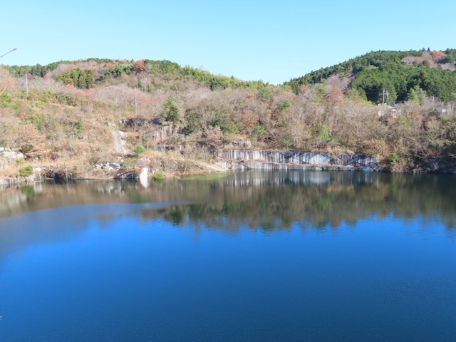 稲田石の岩壁が映る石切山脈の湖