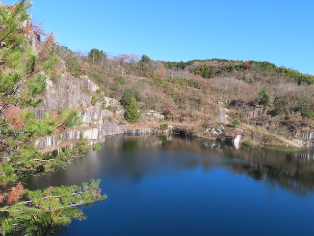 石切山脈の“地図にない湖”と白い岩壁の景観