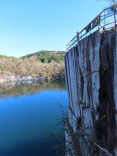 採石跡に水がたまってできた石切山脈の湖