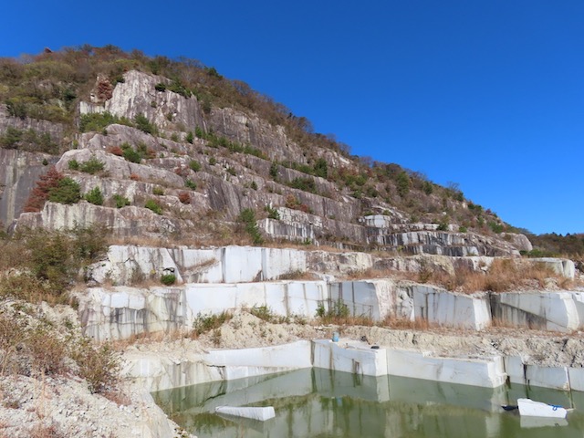 稲田石を採掘する石切山脈の採石場