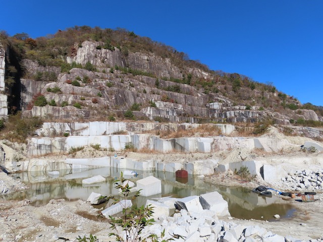 稲田石を採掘する石切山脈の採石場