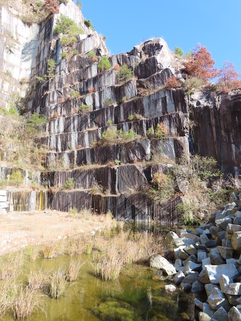 石切山脈の巨大な採石場の岩壁