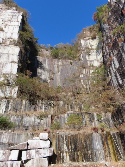 石切山脈の巨大な採石場の岩壁