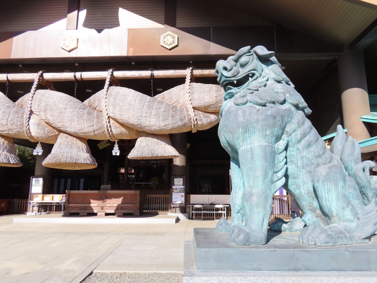 常陸国出雲大社の大しめ縄と狛犬