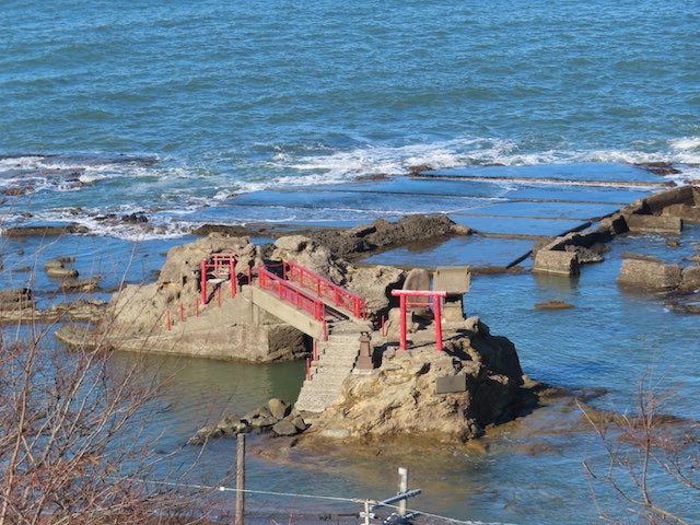 番人堂から海を眺めた時に見える番神神社