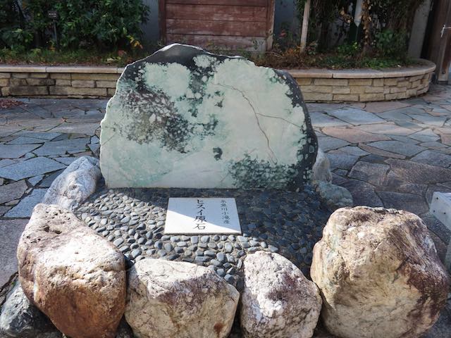 糸魚川の街角に置かれていた翡翠の原石