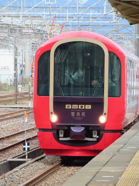 糸魚川駅のホームで偶然出会った
観光列車「雪月花」