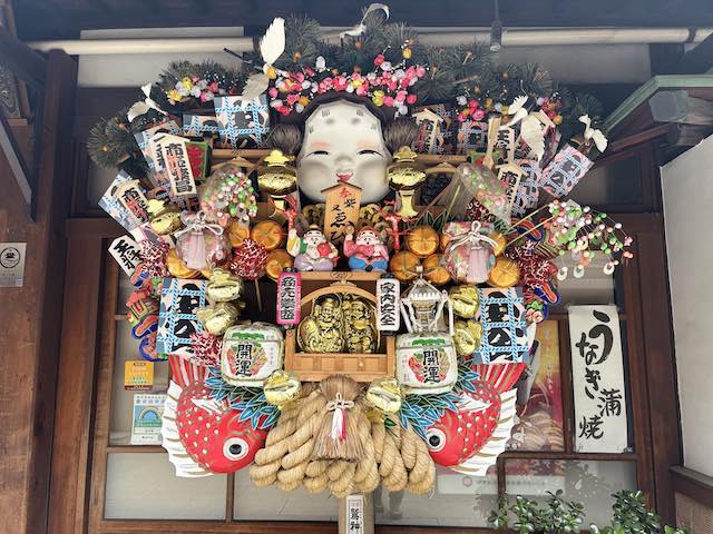 柴又帝釈天参道に並ぶ縁起物の熊手