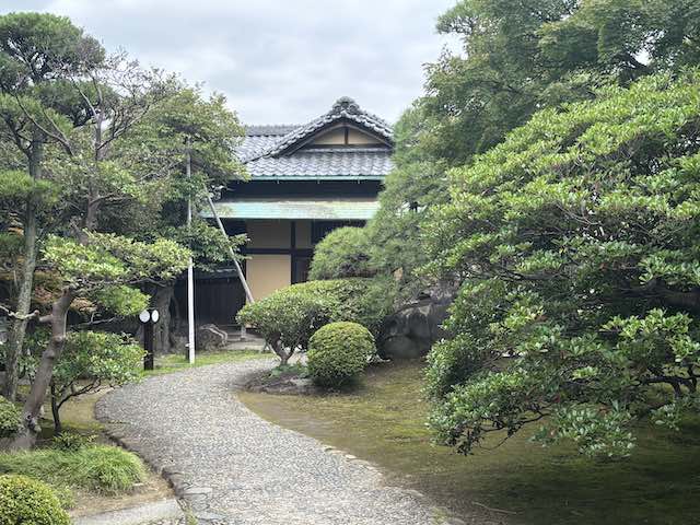 山本亭の庭へ続くアプローチ