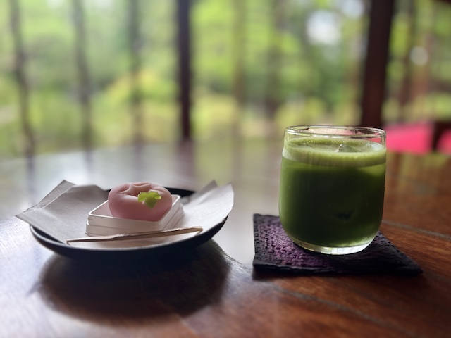 山本亭でいただいた冷やし抹茶と和菓子