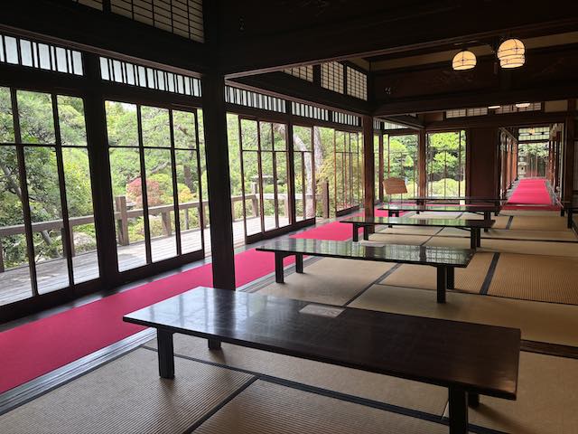 山本亭の広間から望む日本庭園