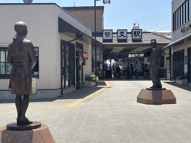 柴又駅前に立つ寅さんとさくらの銅像