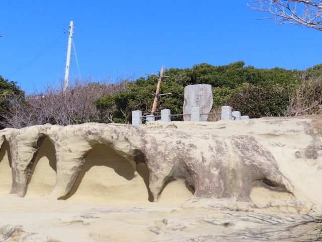 手弱女平へ向かう途中の白っぽい岩肌