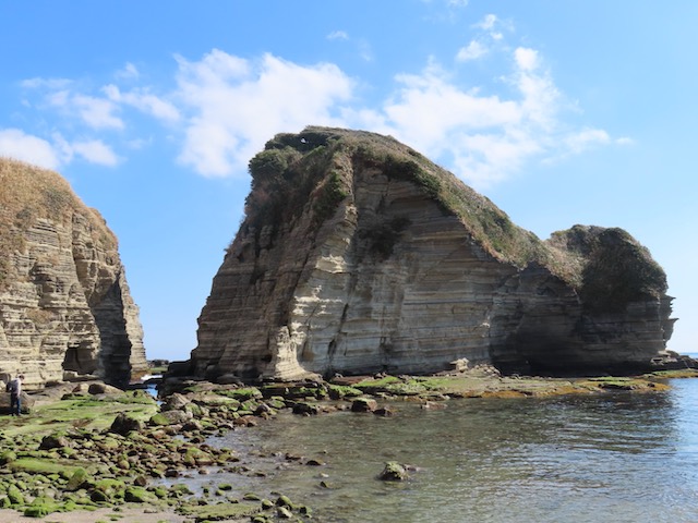 毛戸浦の大きな地層の岩壁