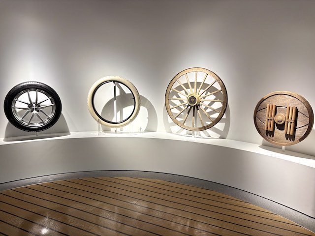 木製車輪から白いゴムタイヤ、黒いタイヤへの変化を紹介する展示