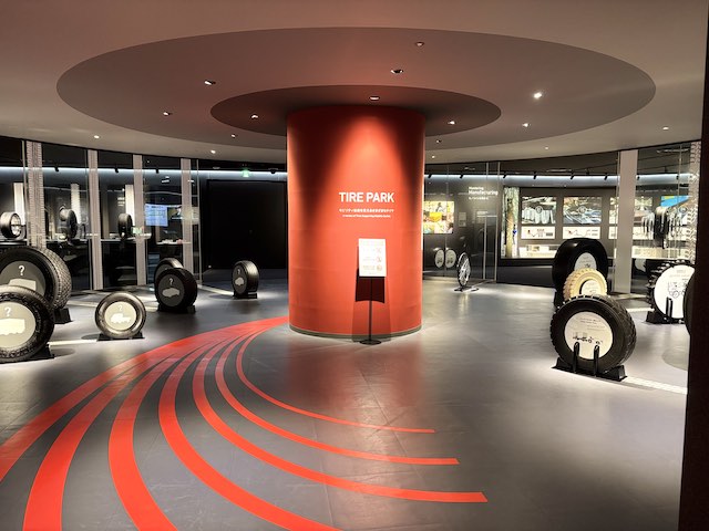TIRE PARKに展示された現在の白いタイヤとさまざまな車両用タイヤ